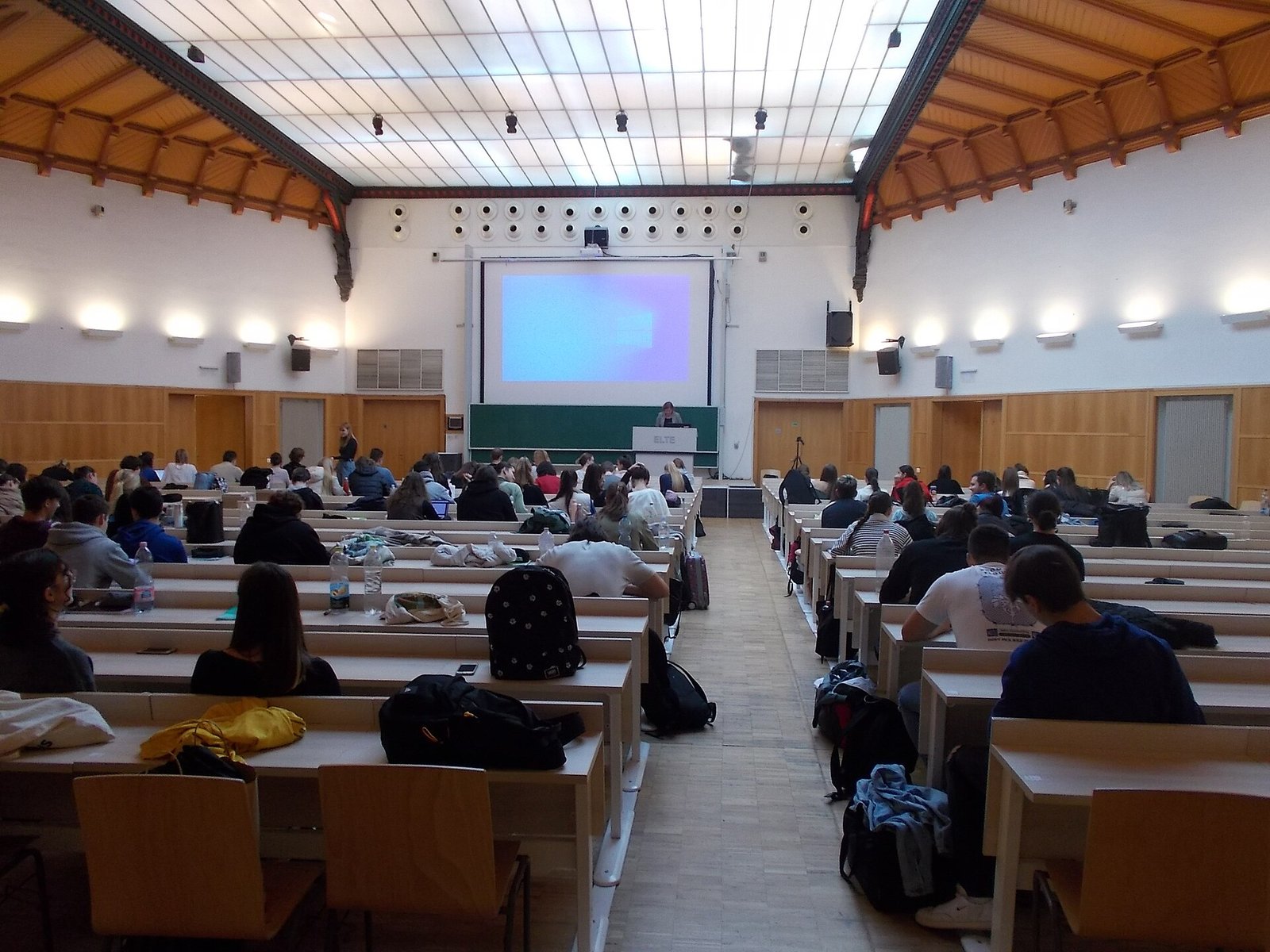 الجامعات تتوسّع في برامج التعليم المدمج